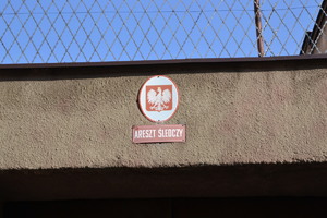 Na zdjęciu tablica z napisem Areszt Sledczy oraz polskie godło .