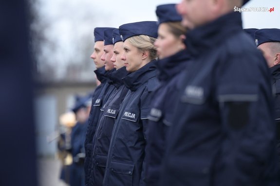 Na zdjęciu stojący w szeregu policjanci i policjantki.