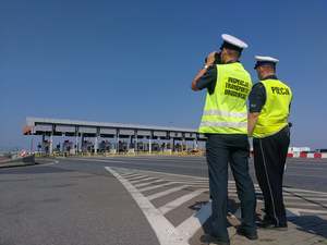 Policjant i fonkcjonariusz Inspekcji Transportu Drogowego z Katowic prowadzą kontrole pojazdów podczas akcji Bezpieczny weekend  - ostatni weekend wakacji.