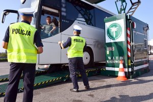 Policjanci prowadzą kontrole autokaru podczas akcji Bezpieczny weekend - ostatni weekend wakacji.