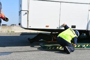 Policjant sprawdza autokar.