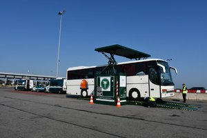 Pojazdy ITD oraz autokar podczas kontroli.