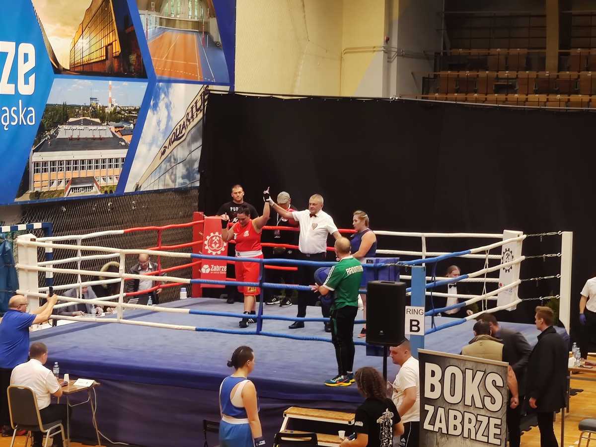 Na zdjęciu widzimy ring bokserski na którym sędzia unosi ręke zwyciężczyni - Lidii Fidury