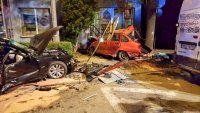 Roztrzaskane czarna bmw, po środku doszczętnie rozbity czerwony seat cordoba, po prawej tył uszkodzonego furgonu renault master