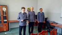 trzej policjanci w umundurowaniu wyjściowym