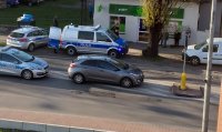 Policyjne radiowozy przed sklepem sieci Żabka
