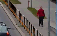 Mężczyzna w czerwonej kurtce.