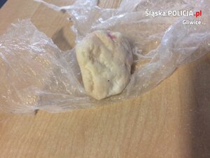 zawiniątko a w nim bryła substancji plastelinopodobnej