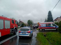 Od lewej wozy strazy pożarnej, policji, pogotowia. W drugim planie miejsce wypadku.