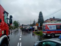 Miejsce wypadku, w tle fiat linea, bliżej radiowóz i wóz straży pożarnej.