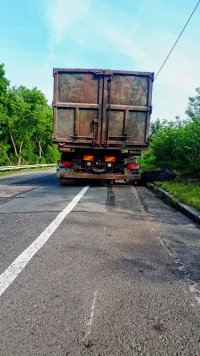 Ciężarówka z uszkodzonym tylnym prawym kołem