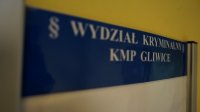 Fotografia plakietki przy drzwiach z napisem : wydział kryminalny