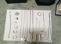 Pierścionki, łańcuszki, breloczki w kolorze złotym na białej kartce.