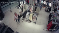 Poszukiwana podejrzewana o kradzieże kobieta wśród stojaków z ubraniami