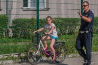 Policjant i dziecko na rowerze