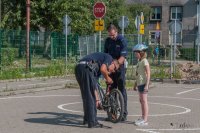 Policjanci naprawiają rower dziecku