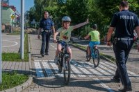 Policjant i dzieci zdające egzamin na rowerze