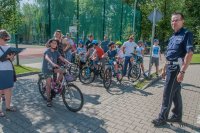 Policjant i grupa dzieci na rowerach