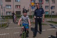 dziecko na rowerze i policjant