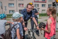 Policjanci i dzieci na rowerach