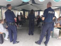 Policjanci prowadzą zajęcia z dziećmi