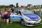 Policjanci i grupa dzieci plus radiowóz