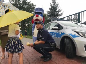 Policjant rozmawia z dzieckiem