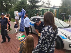 Policjant rozmawia z dzieckiem