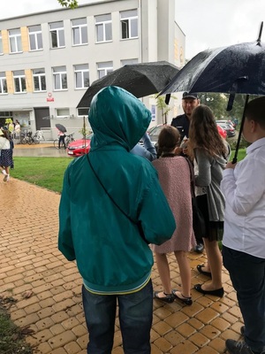 Policjant rozmawia z dziećmi