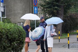 Policjant rozmawia z dzieckiem