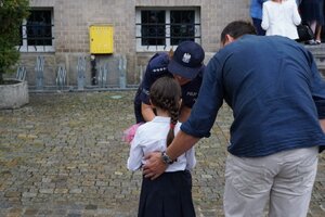Policjant rozmawia z dzieckiem