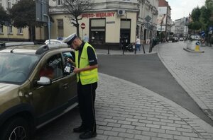 Policjant kontroluje pojazd dacia daster