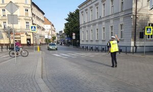 Umundurowany policjant zatrzymuje pojazd.