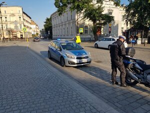 Umundurowany policjant kontroluje kierowcę.