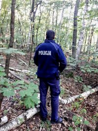 Policjant w lesie