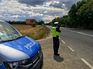 Policjant mierzy prędkość