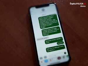 telefon typu smartfon z widoczna konwersacją