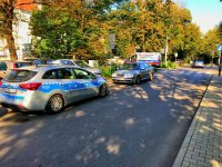 Miejsce potrącenia dziecka. Widoczny radiowóz, karetka pogotowia i oznakowane przejście dla pieszych.