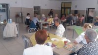Policjantka na spotkaniu z emerytami w klubie emeryta
