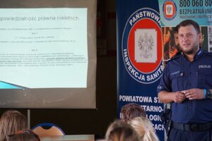 Policjant prowadzi prezentację dla rodziców