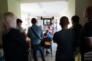 Policjant prowadzi prezentację dla rodziców