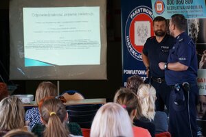 Policjant prowadzi prezentację dla rodziców