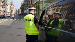 Policjant kontroluje auto