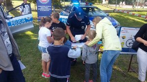 Policjanci na festynie osiedlowym