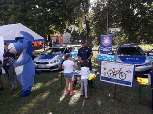 Policjanci na festynie osiedlowym