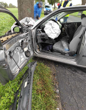Rozbite auto, widać wystrzelone poduszki bezpieczeństwa.