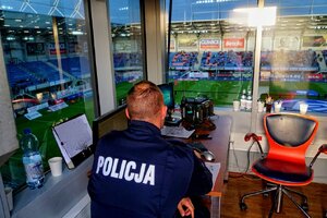 Policjant patrzący w monitor
