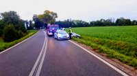 Miejsce zdarzenia, policja straż i auto w rowie