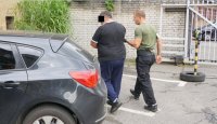 Zatrzymany prowadzony przez nieumundurowanego policjanta