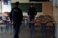 Policjanci w sali lekcyjnej